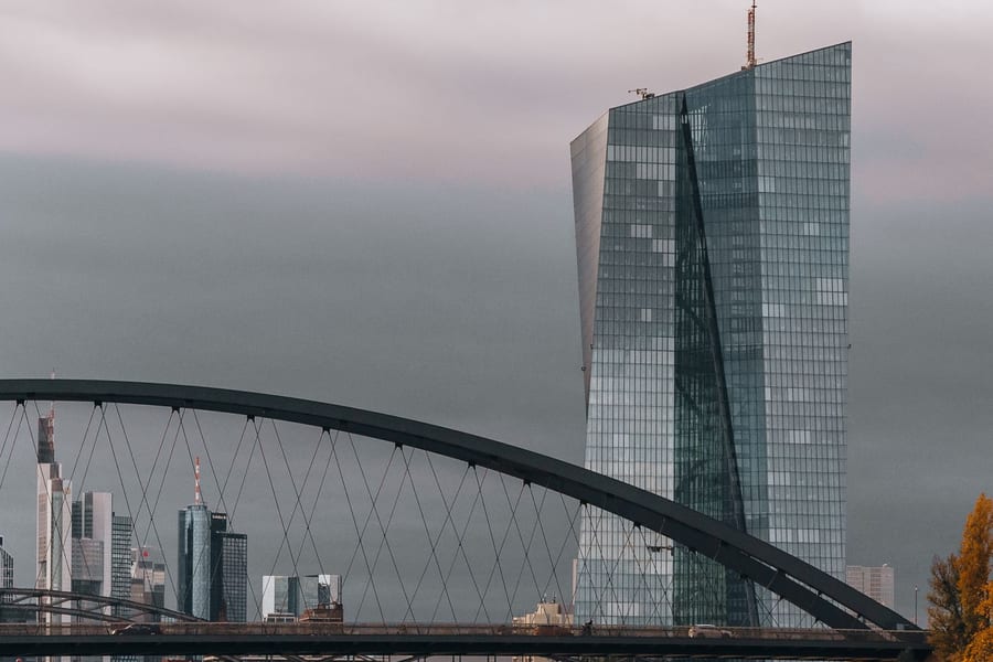 Torre do Banco Central Europeu em Frankfurt, junto ao rio Meno