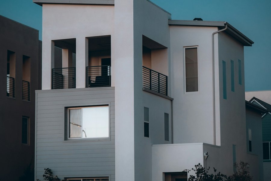 Fachada de casa moderna ao entardecer