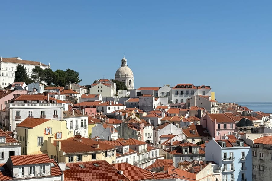 Telhados de Alfama, em Lisboa, com a cúpula do Panteão Nacional ao fundo