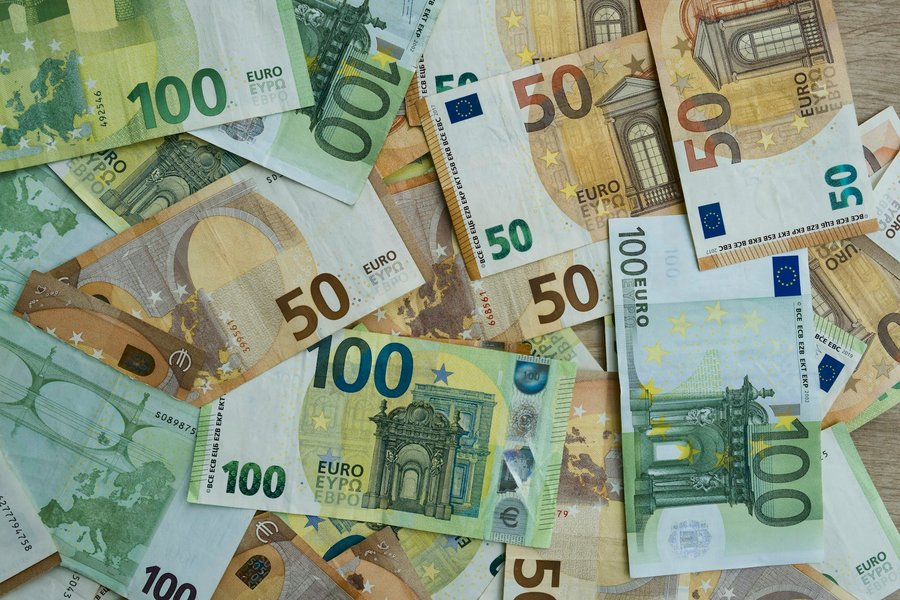 Notas de euro dispostas sobre uma superfície