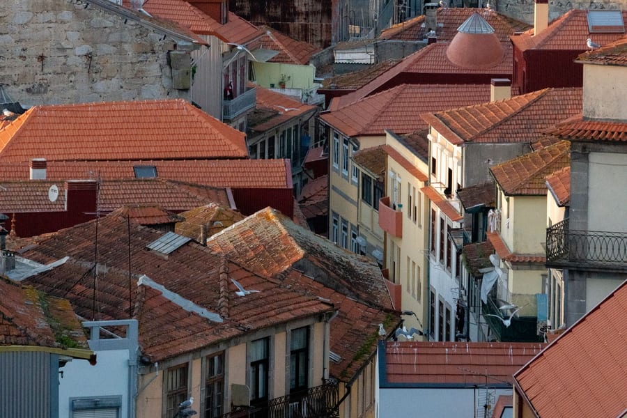Telhados e fachadas do centro histórico do Porto