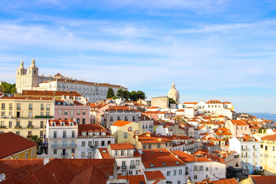 Casario de Lisboa com a cúpula do Panteão Nacional ao fundo