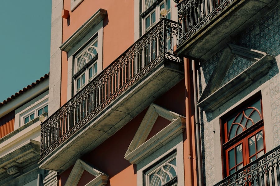 Fachada de um prédio antigo no Porto, com varandas de ferro forjado