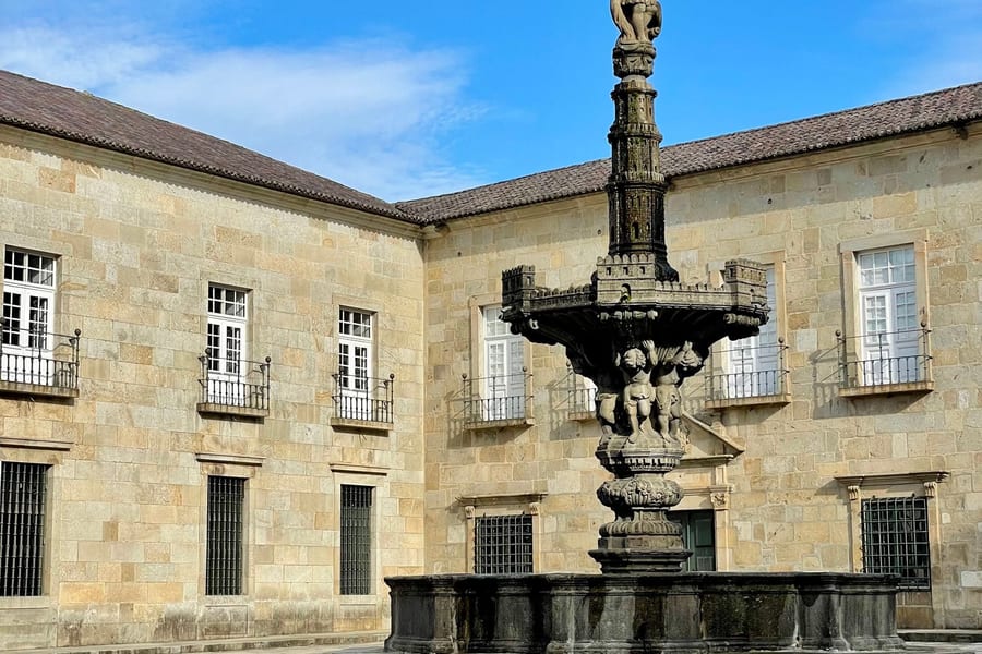 Chafariz dos Castelos, em Braga, num pátio de granito sob céu azul